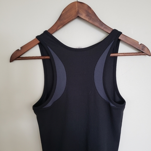 Under Armour Heatgear Black Ribbed Workout Tank - Picture 5 of 11